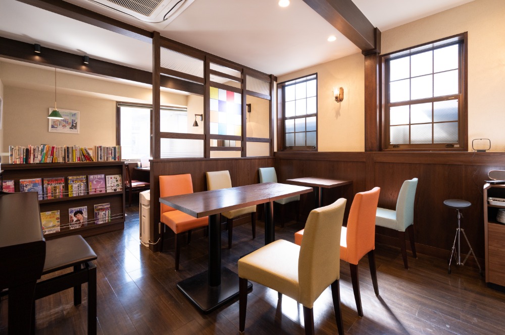 ゆったりと落ち着きある空間をご提供。1F（1階）は、通常のカフェ兼貸レンタルスペースとしても利用できます。